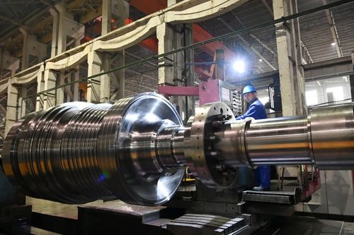 哈電集團哈爾濱汽輪機廠有限責任公司工人在作業中.